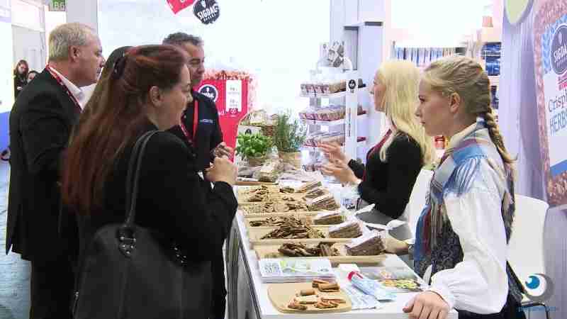 Sustainable Growth - So lautet das Motto der Anuga 2023 in Köln. Vom 07. bis
zum 11. Oktober erwartet Sie die Internationale Leitmesse der globalen
Ernährungsindustrie.

Über 7.500 Aussteller, aus über 100 verschiedenen Ländern, in 11 Hallen
präsentieren in Köln das Weltmarktangebot an Nahrungsmitteln und Getränken.
Neben den Bereichen Bread & Bakery, Chiles& Fresh Food, Drinks und Frozen
Food gibt es noch viel mehr. Geboten wird Ihnen eine vielfältige Auswahl an
Konferenzen, Workshops, Experience Areas und Speaker Sessions. Aber auch mit
Sonderschauen wie der Anuga Taste Innovation Show oder spannenden
Einblicken in nachhaltige Entwicklungen präsentiert sich die Anuga 2023 mit
Action und Spaß als Forum für Fachleute aus aller Welt.

Wir von Plenamedia.tv sind mit unseren Kamerateams für unsere Kunden vor Ort
und halten die Highlights der Messe in bewegten Bildern fest.

Während der Messe begleiten wir unsere Kunden bei verschiedenen Events und
halten Ihren Messestand für die Nachw - Youtube