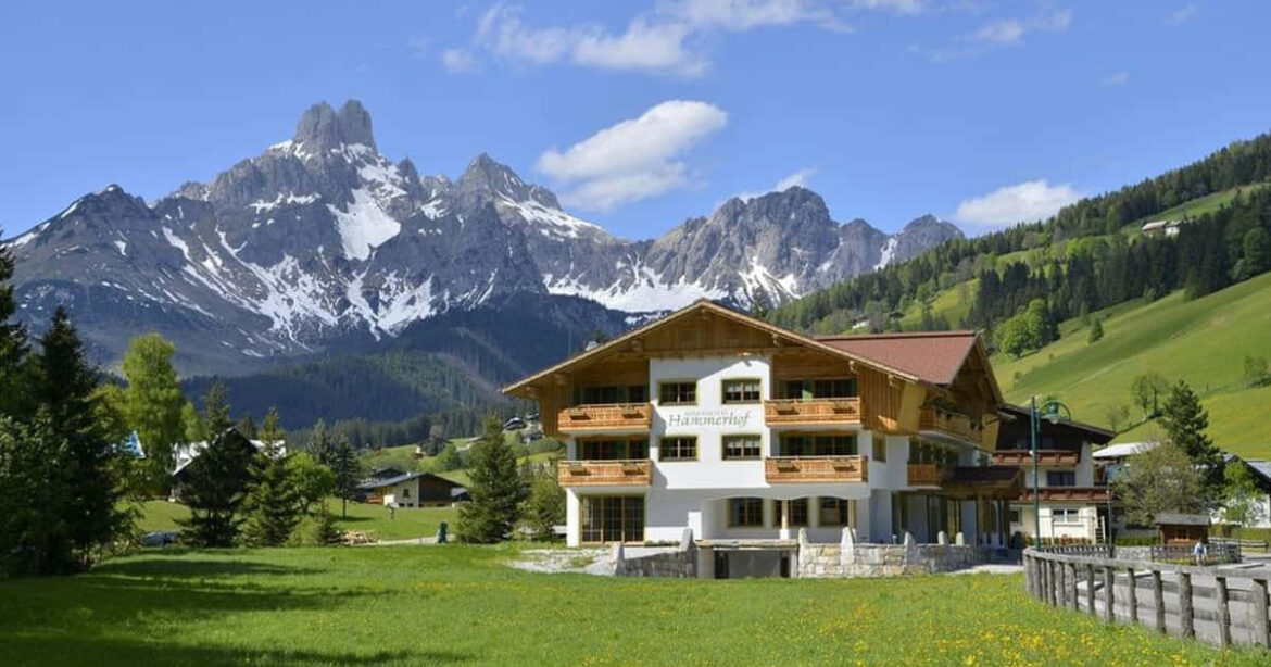 Ein historisches Wirtshaus, in dem die Ruhe am Tegernsee auf bayerischen Charakter trifft